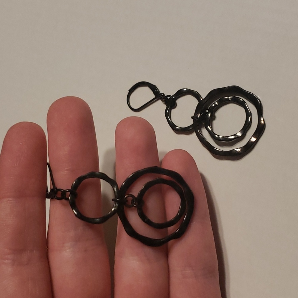 55. Black dangling earrings - Picture 3 of 4